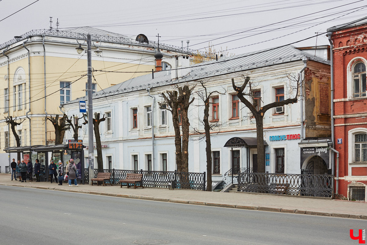 В первой половине XIX века Владимир развивался на основе первого регулярного плана застройки, утверждённого Екатериной II в 1781 году. На смену стихийно сложившейся, хаотичной постройке и кривым улочкам должна была прийти упорядоченная сеть городских кварталов с геометрически чёткой планировкой. На центральной улице стали появляться кирпичные купеческие дома, возводились новые общественные здания в стилистике зрелого классицизма, перестраивались старые. Ведущую роль в этом играл губернский архитектор Алексей Вершинский.